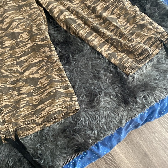 Camo print cropped cargo-style pants - Picture 3 of 16